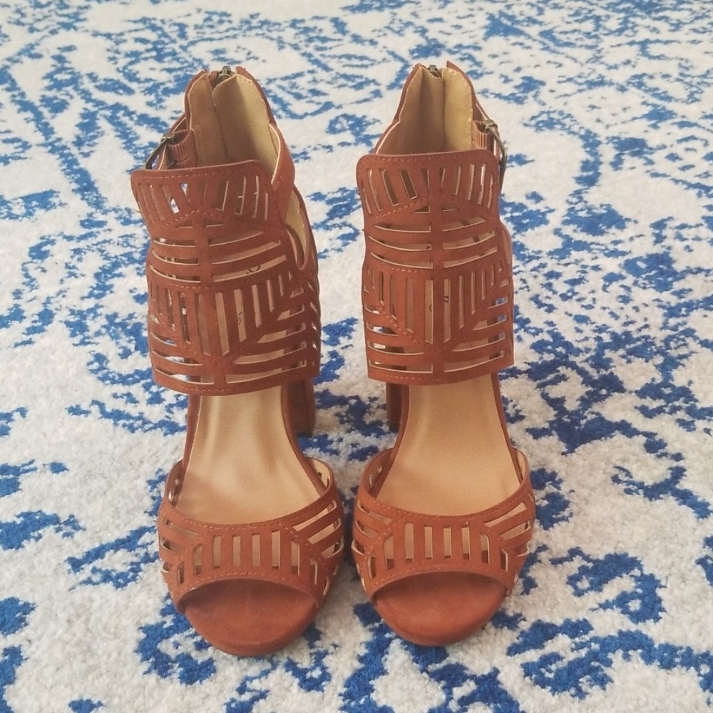 Size 7: Cognac sandel heels